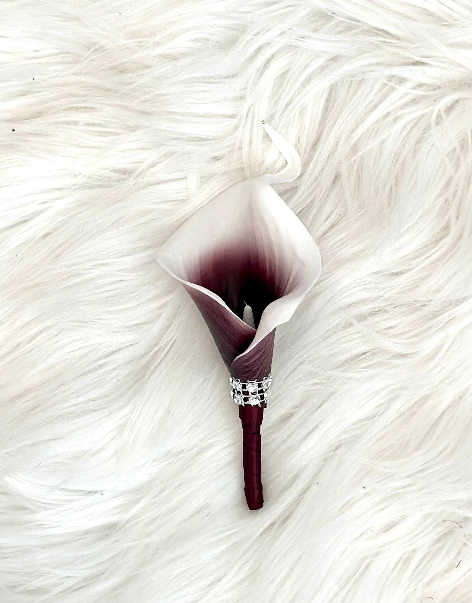 Burgundy Calla Lily Boutonniere, Real Touch Calla Lily Boutonniere, Burgundy Lily Boutonniere, Groomsmen Boutonniere, Bling Boutonniè